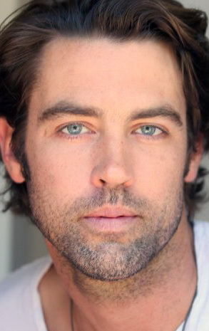 Актер Митч Икинс