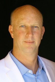 Актер Чарли Брюэр