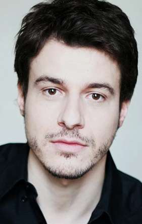 Актер Эдриан Мишо