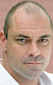 Актер Конан Стивенс