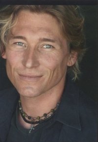 Актер Аарон Джеймс Кэш