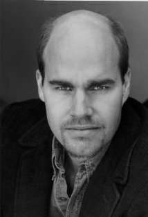 Актер Джим Стерлинг