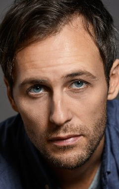 Актер Эдриан Макморран