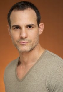 Актер Пол Крисикос