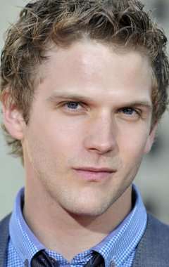 Актер Аарон Перило