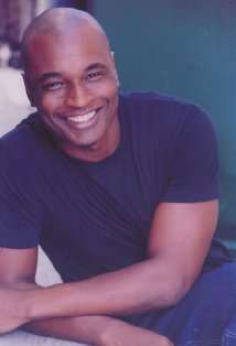 Актер Лоуренс Б. Адиса