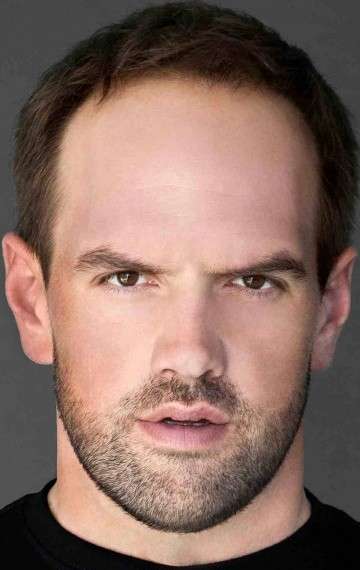 Актер Итан Сапли