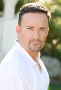 Актер Кристофер М. Дьюкс